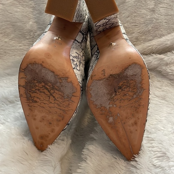 Raye Easton Bootie in Black & White Embossed Snakeskin Print Size 6 - Picture 7 of 9